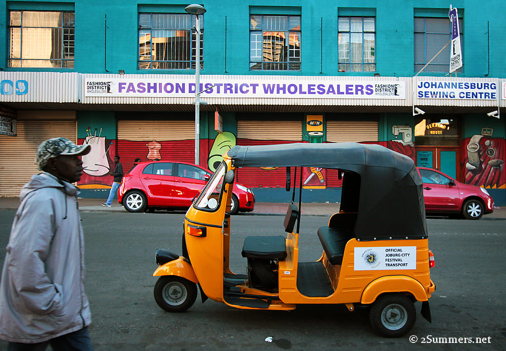 Tuk-tuk in Fashion District