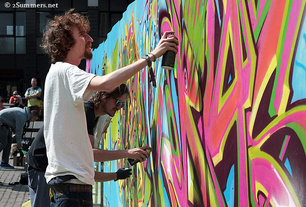 Guys paitning at Absa