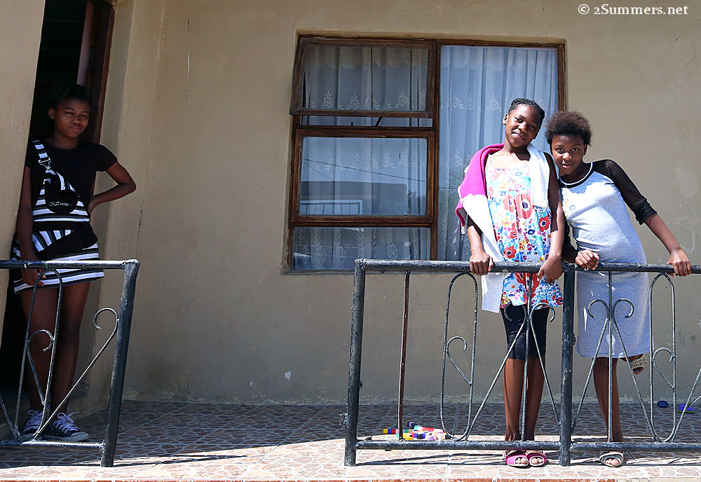 08-Girls-on-stoep