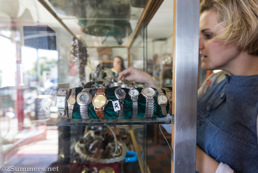 Kate browses watches at Sinkhuisie