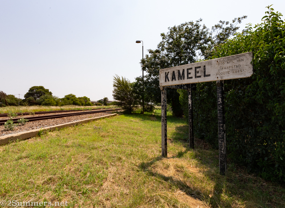 Kameel station sign
