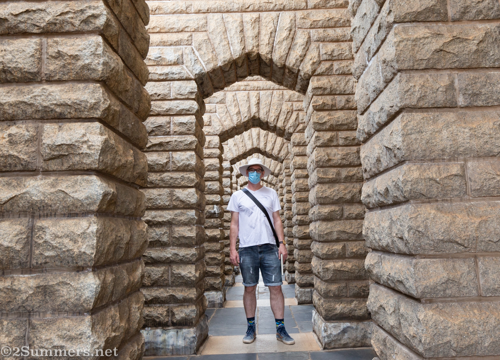 Thorsten in the archways on the outside of the monument