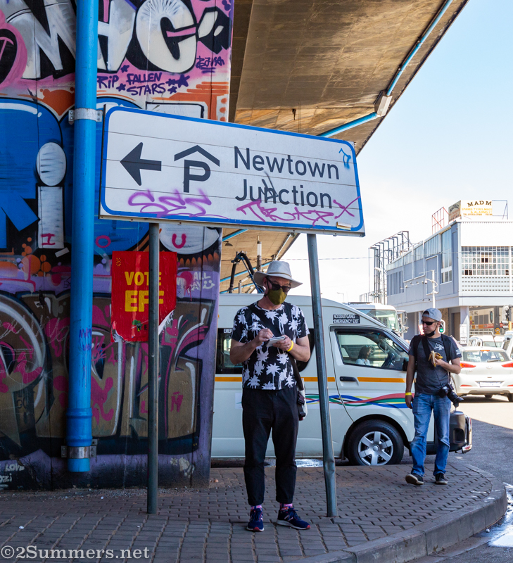 Thorsten sketching under the pillars
