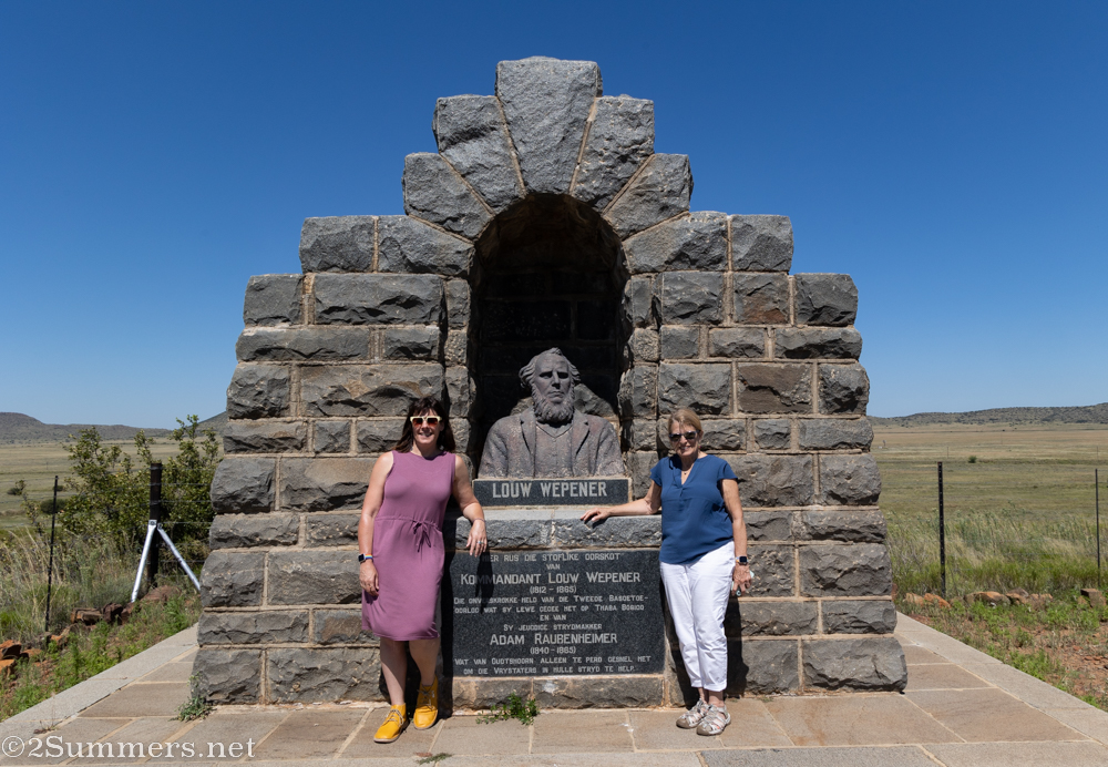 Heather and Jeanie at the Louw Wepener monument in Bethulie