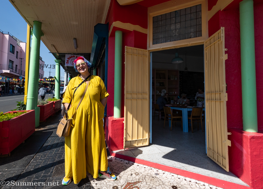 Fiver in front of De Baba